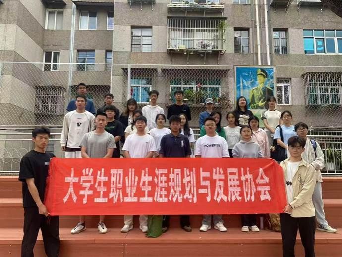 一群人站在建筑前 AI 生成的内容可能不正确。