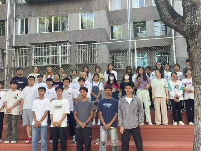 一群人站在一起合影 AI 生成的内容可能不正确。